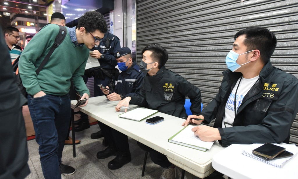 警方檢查出入重慶大廈人士。黃文威攝