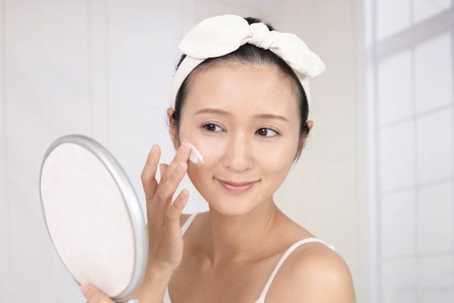 進行去角質程序後,皮膚可能會變得乾燥及較容易受陽光日曬影響,建議盡快為皮膚作保濕護理,並於外出時作足夠的防曬措施,塗抹可以同時抵禦紫外線UVA和UVB的防曬乳霜,以及避免曝曬。(資料圖片/圖片來源:PhotoAC) 進行去角質程序後,皮膚可能會變得乾燥及較容易受陽光日曬影響,建議盡快為皮膚作保濕護理,並於外出時作足夠的防曬措施,塗抹可以同時抵禦紫外線UVA和UVB的防曬乳霜,以及避免曝曬。(資料圖片/圖片來源:PhotoAC)