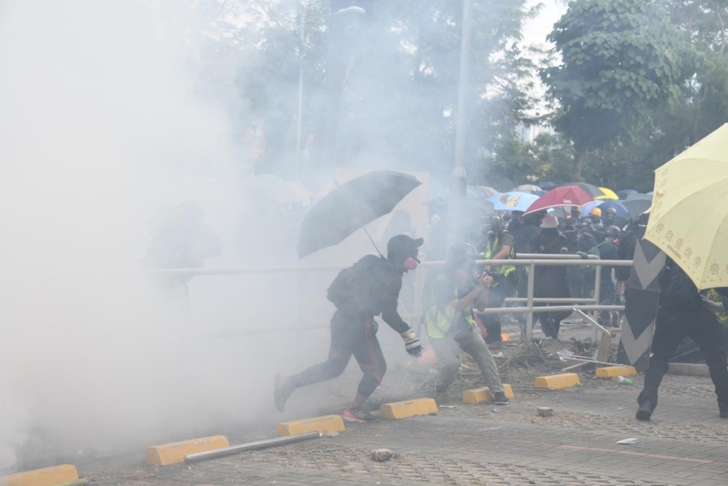 警方施放催泪烟。