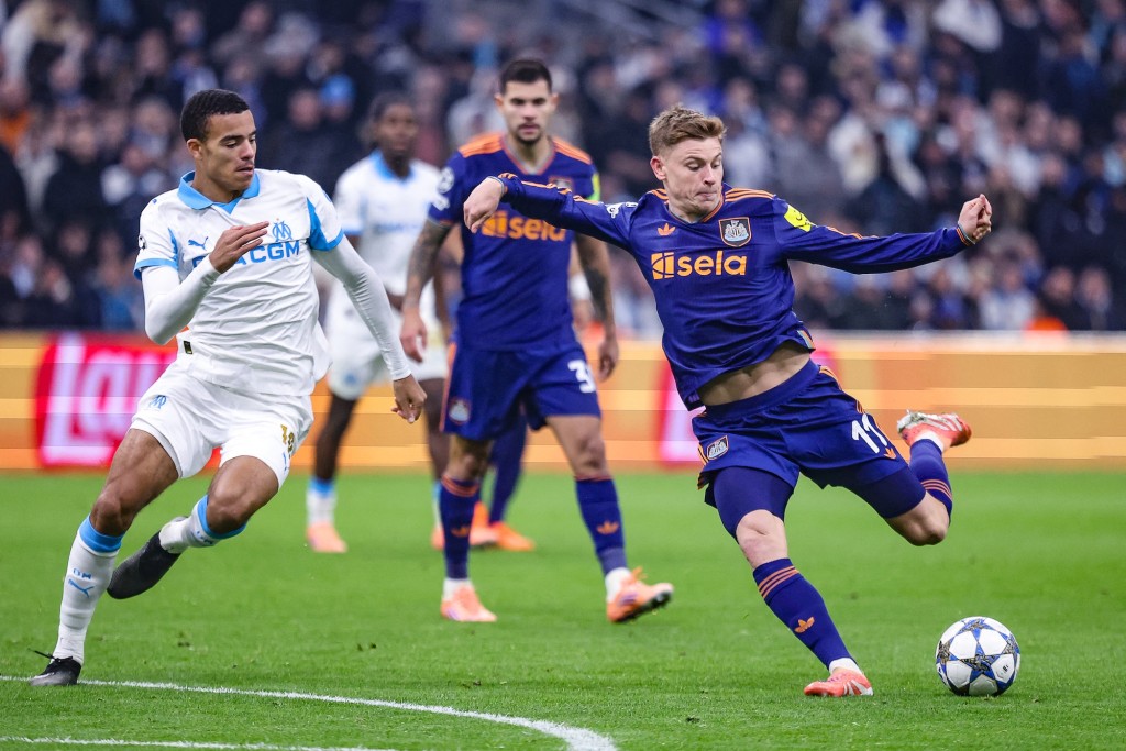 哈维班尼斯为纽卡素打开纪录。法新社