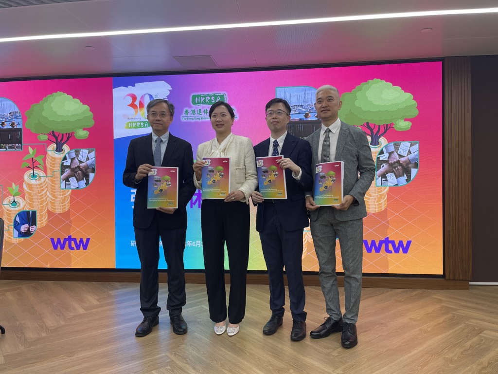 左起:浸會大學會計、經濟及金融學系副教授麥萃才;香港退休計劃協會行政委員會主席李子恩;韋萊韜悅香港及澳門退休務主管周沛言;香港退休計劃協會行政委員會副主席楊豪業 左起:浸會大學會計、經濟及金融學系副教授麥萃才;香港退休計劃協會行政委員會主席李子恩;韋萊韜悅香港及澳門退休務主管周沛言;香港退休計劃協會行政委員會副主席楊豪業