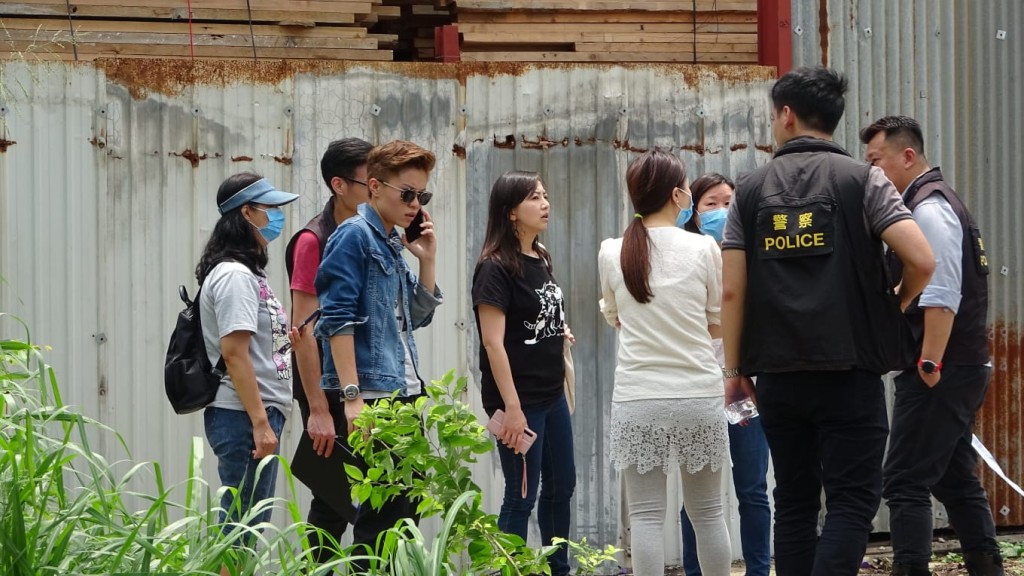 多名女狗主到現場向探員了解事件。