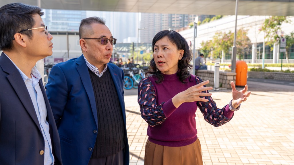 陳美寶早前到訪將軍澳，視察「對角行人過路處」的落實情況。局長網誌