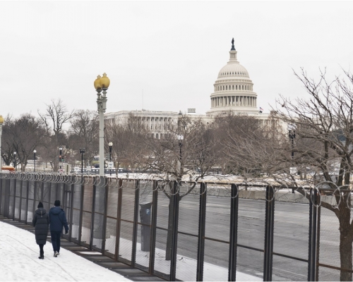 美國國會警察提議把架設在國會大樓周圍的圍欄和鐵絲網保留至九月。AP