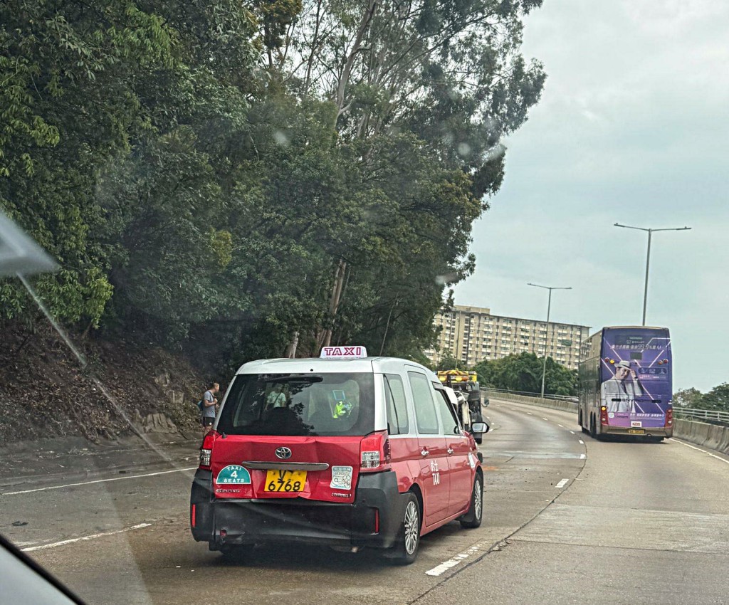 兩部的士駛至上址時,疑閃避翻側車輛時互相相撞。fb:車cam L(香港群組) 兩部的士駛至上址時,疑閃避翻側車輛時互相相撞。fb:車cam L(香港群組)