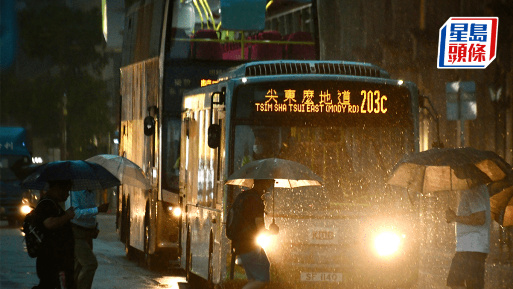 天文台早上發出黃色暴雨警告信號後,晚上再度發出。資料圖片