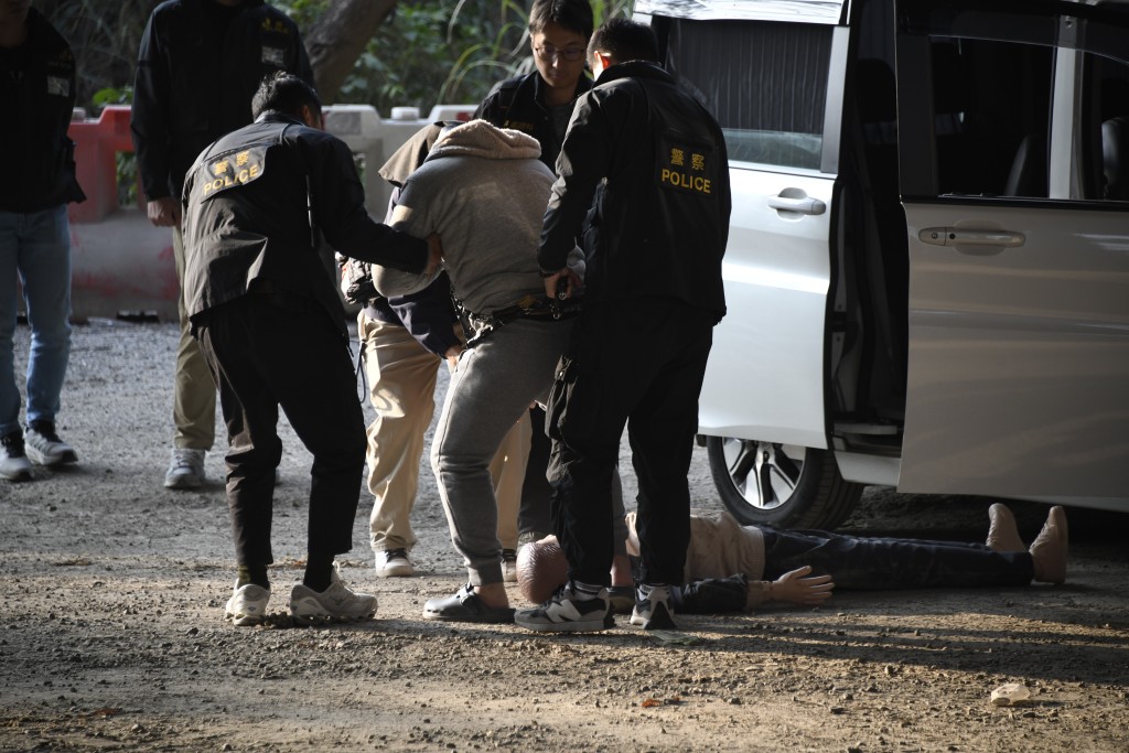 疑犯用腳踢假人。 疑犯用腳踢假人。