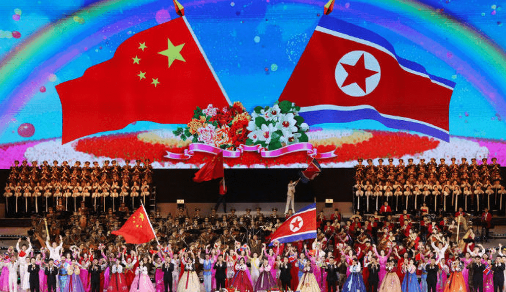 习近平和彭丽媛观看朝鲜专场文艺演出。 人民日报