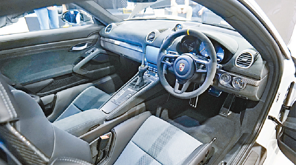 ■Weissach Package車廂大量改用Race-tex麖面物料包裝。