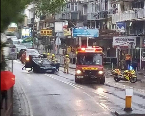 私家車失事翻車。網民GwanHou Lai圖片