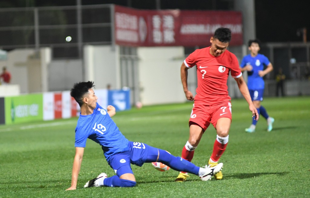 罗梓骏(红衫)推进，被新加坡球员出脚拦截。吴家祺、陆永鸿摄