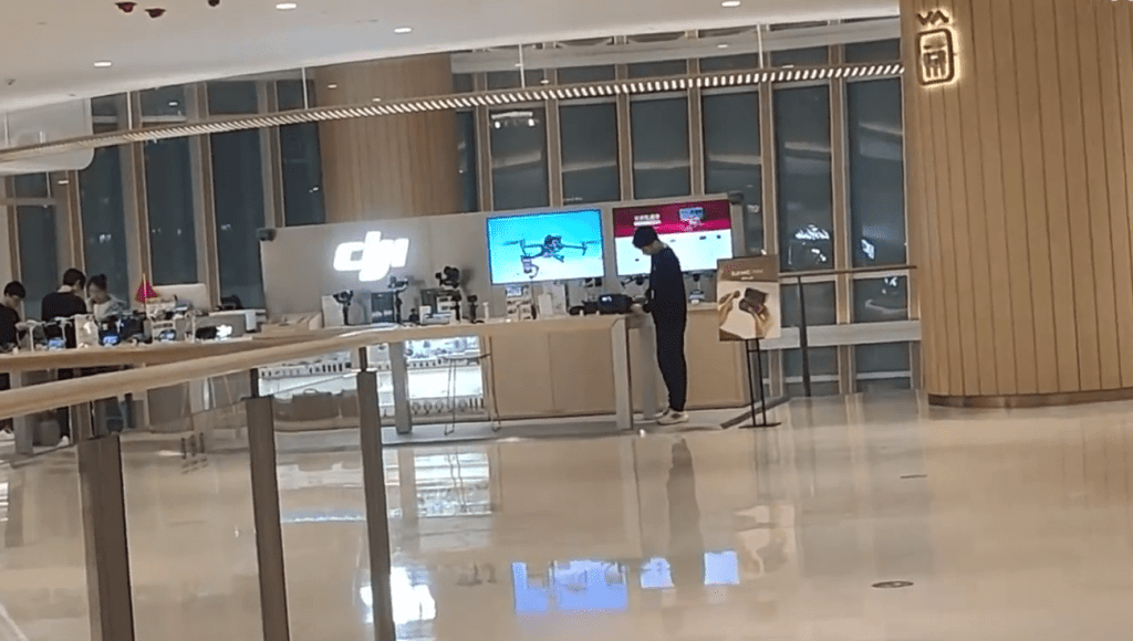 DJI 大疆無人機商場試飛引發的安全問題備受關注。