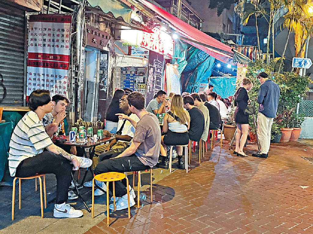 ■茶餐廳外小空地成「地踎版蘭桂坊」。