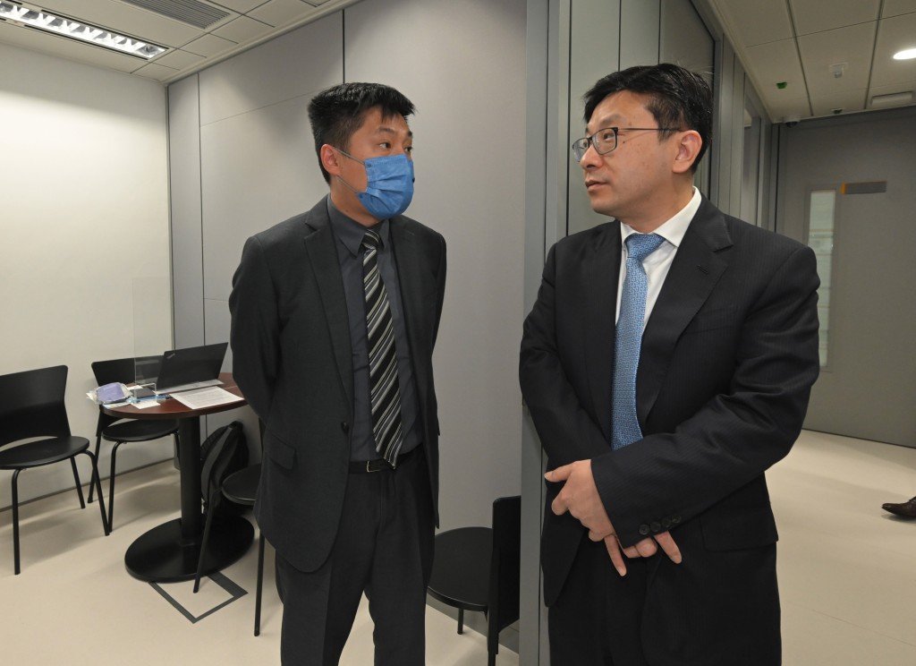 孫玉菡（右）在面試室向僱主代表了解近期招聘活動及個別工種最新的人力情況。（政府新聞處提供）