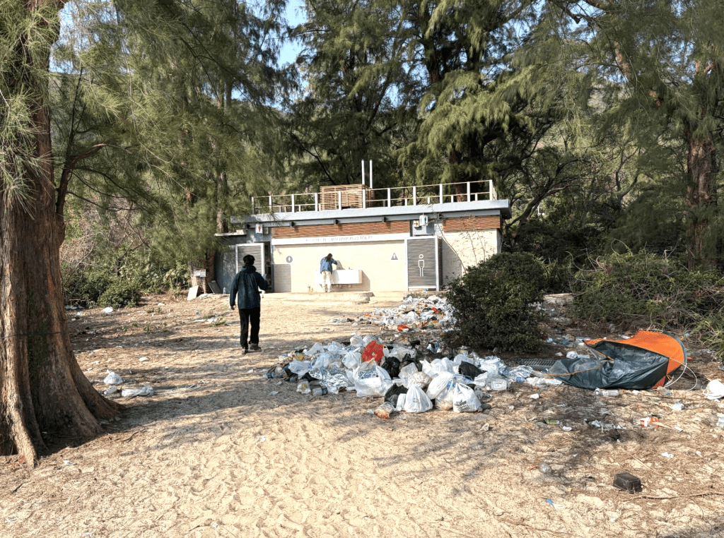 咸田湾咸田公厕外一地垃圾。Threads@charlie_chfan