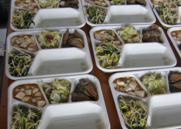「朝陽群眾」一位王姓婦人憑新入住租戶買飯盒數量,揭發該新租戶經營賣淫場所。 網上圖片