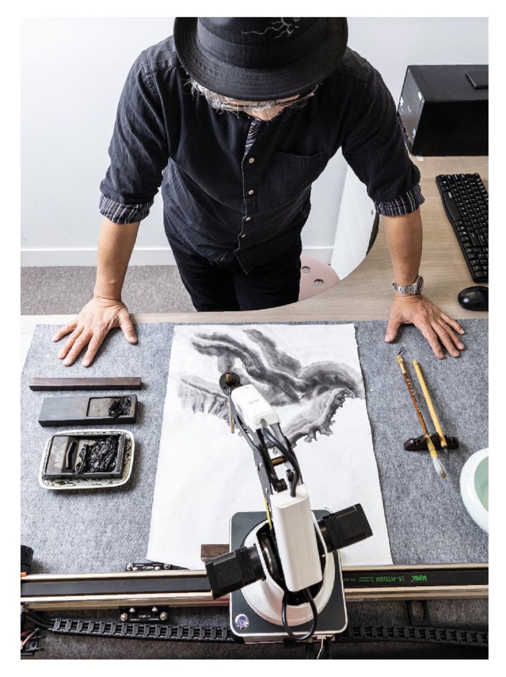 黃宏達創作了世界首個人工智能水墨藝術家A.I. Gemini（圖片來源：黃宏達）  ​