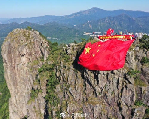 獅子山掛大型國旗賀國慶。央視新聞微博圖片