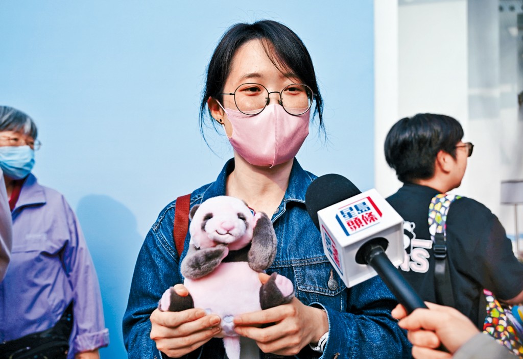 黃小姐表示會考慮買1500元的貴賓門票，冀園方開放更多名額。