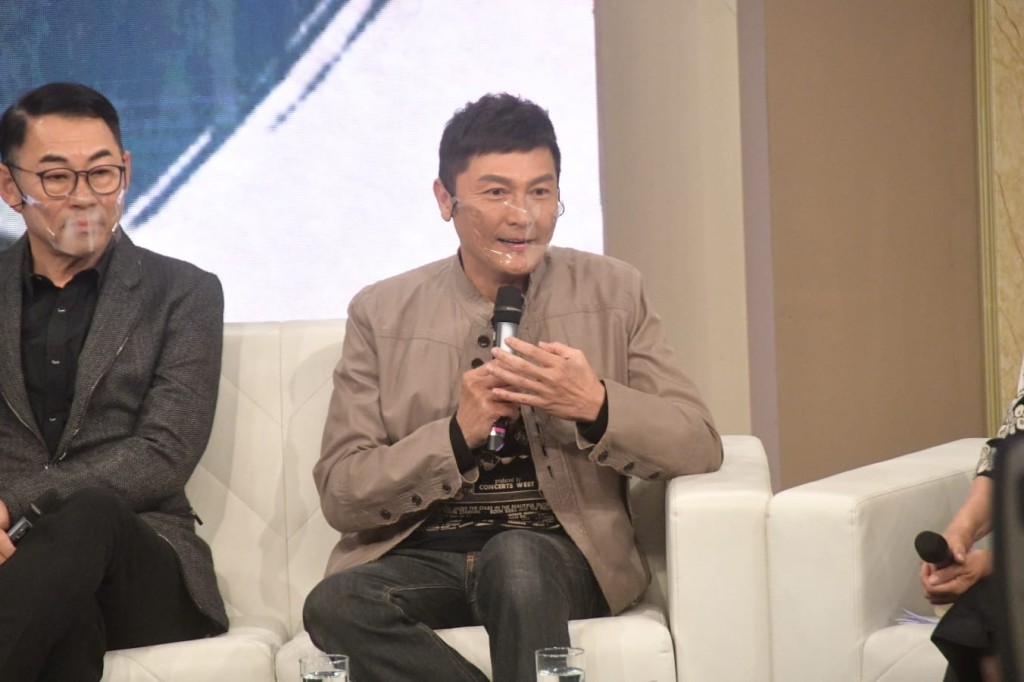 关礼杰昨晚现身TVB直播的《无可比拟的演艺泰斗 永远怀念吴孟达  》悼念特辑。