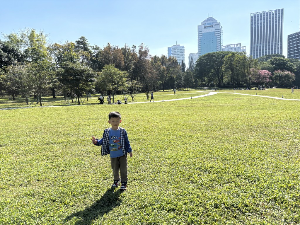 公國內一大片草地最適合野餐、放風箏和讓小朋友自由奔跑追逐。（圖片來源：《親子王》）  ​