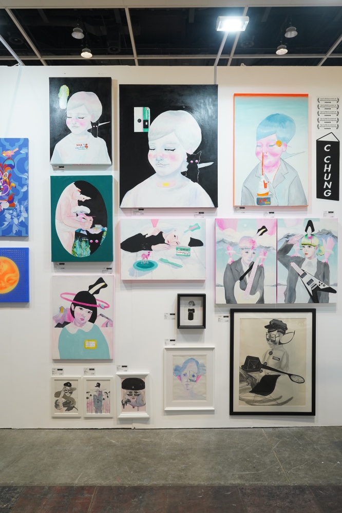 香港畫家C Chung（施偉忠）參展香港Affordable Art Fair 2024的8幅畫作，可愛少女風綻放