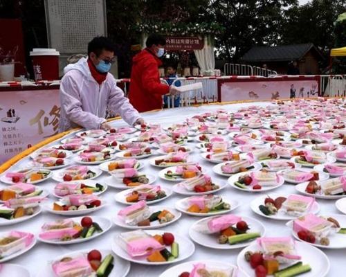 河南洛陽老君山國慶節假期推出自助一元午餐，收入較客量為多。