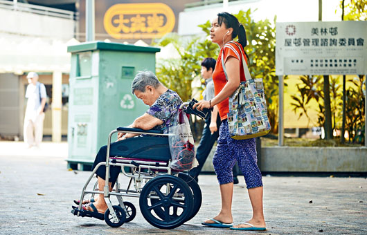 ■本港不少家庭聘請外傭照顧長者。