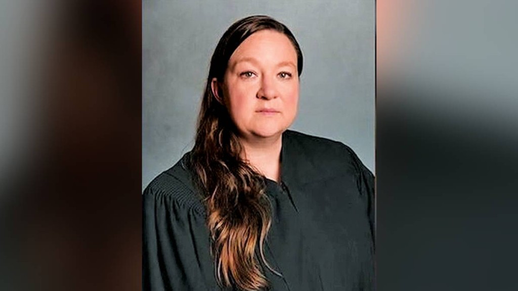 美國亞利桑那州女法官沙夫-奧爾森當街小便後辭職。