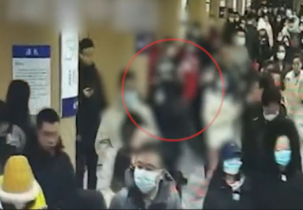 北京兩男在地鐵爭執，邊走邊打，打遍月台、扶手電梯、出閘口。