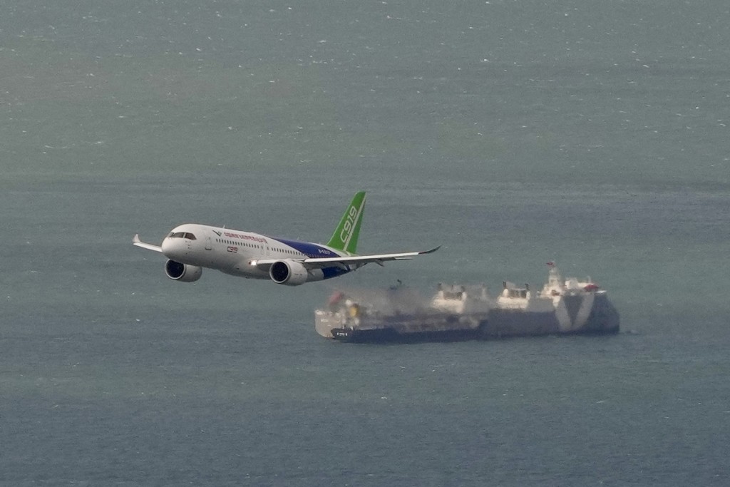 廖志勇表示，民航处过去积极参与C909及C919飞机评审工作，对国产飞机有信心。图为C919飞越维港。资料图片