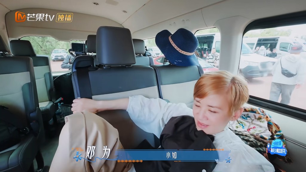 鄧為返回車廂後第一時間關切呼喚「小如」，神色虛弱的吳君如勉強側身回應。
