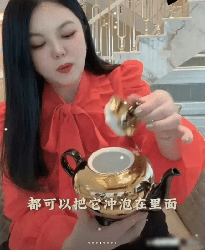 李湘指這個金色的茶壺，平時會沖一些紅茶或是中國的綠茶，玫瑰花茶之類，是一個國外的品牌，超級的漂亮，。