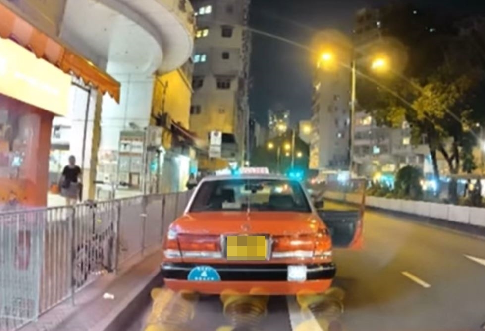 司機回身整理物品，未有即時下車。fb車cam L（香港群組）影片截圖