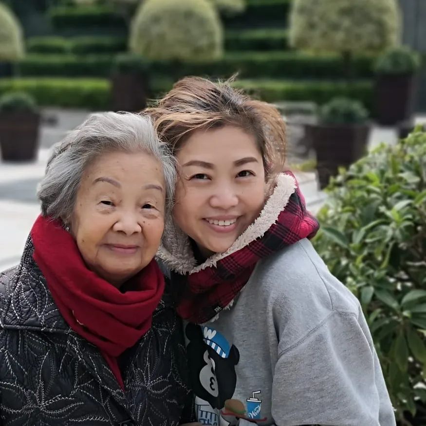 梅小惠在母亲就晚年，一直陪伴在侧。