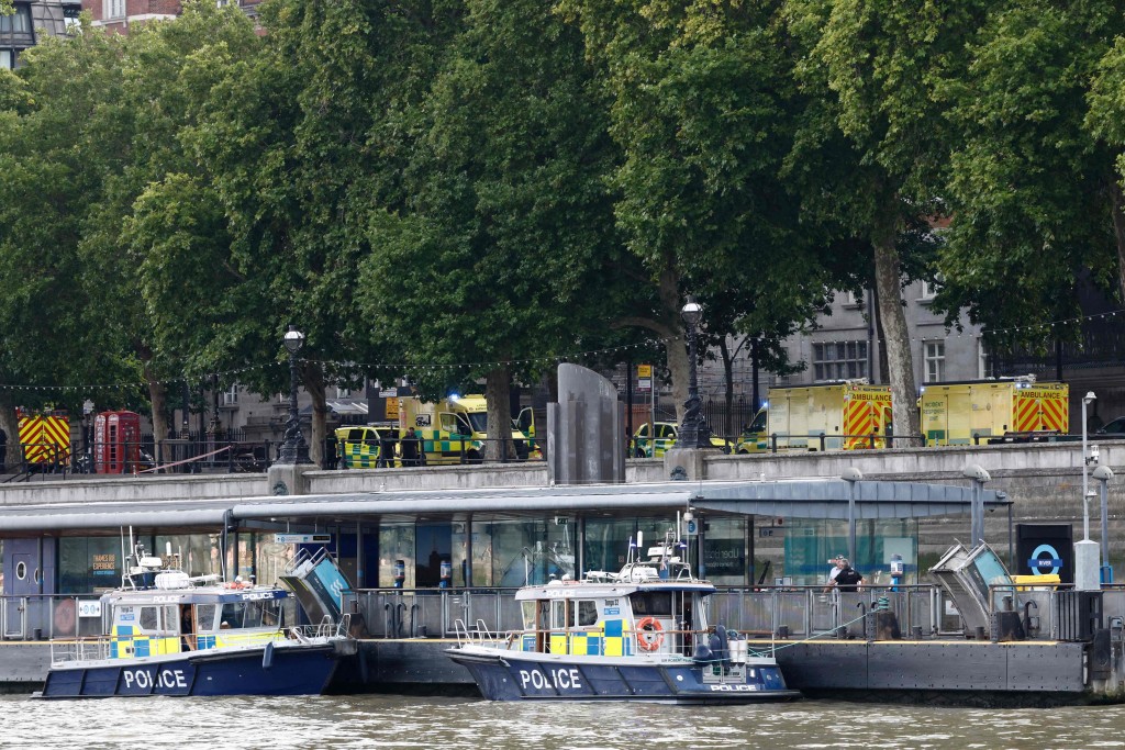 倫敦有水警艇撞西敏橋，釀成5人受傷。法新社