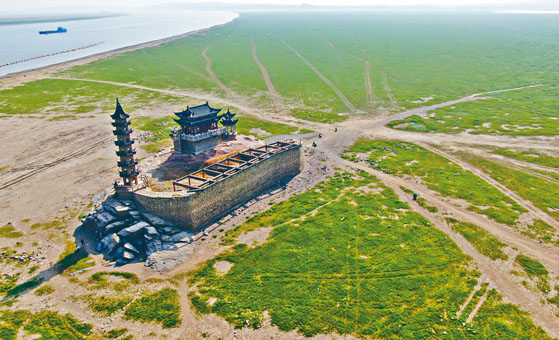 ■鄱陽湖乾旱，落星墩完全出現在「陸地」上。