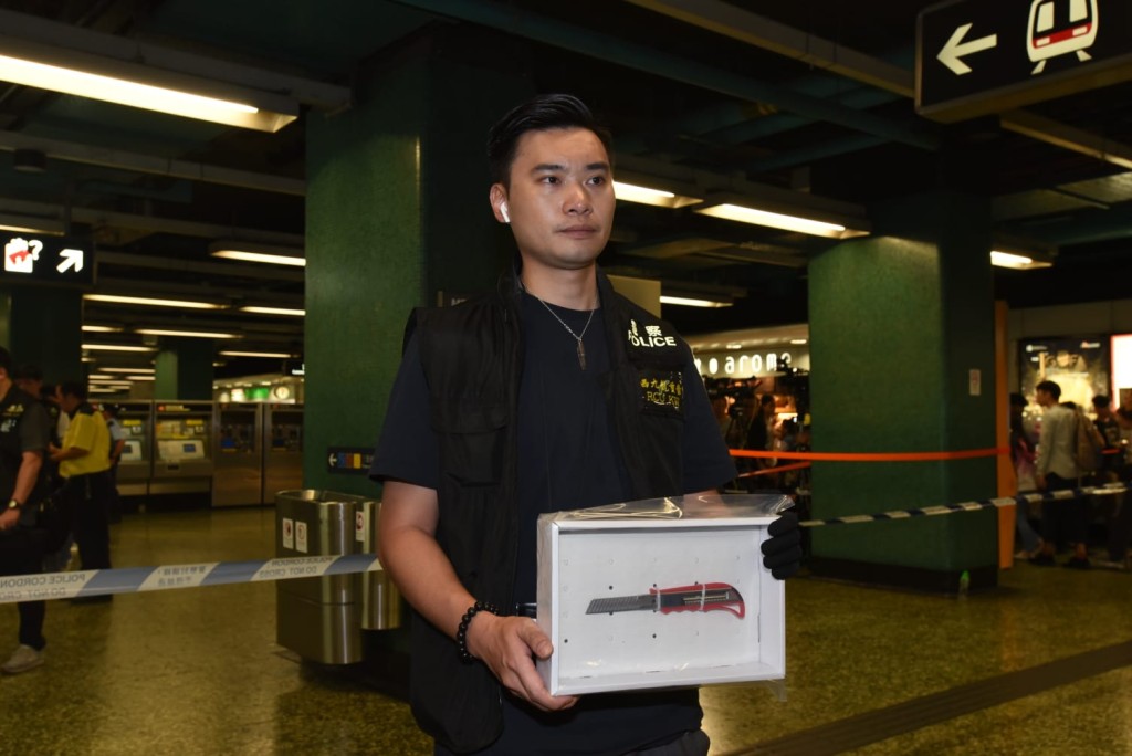 警方檢獲鎅刀。