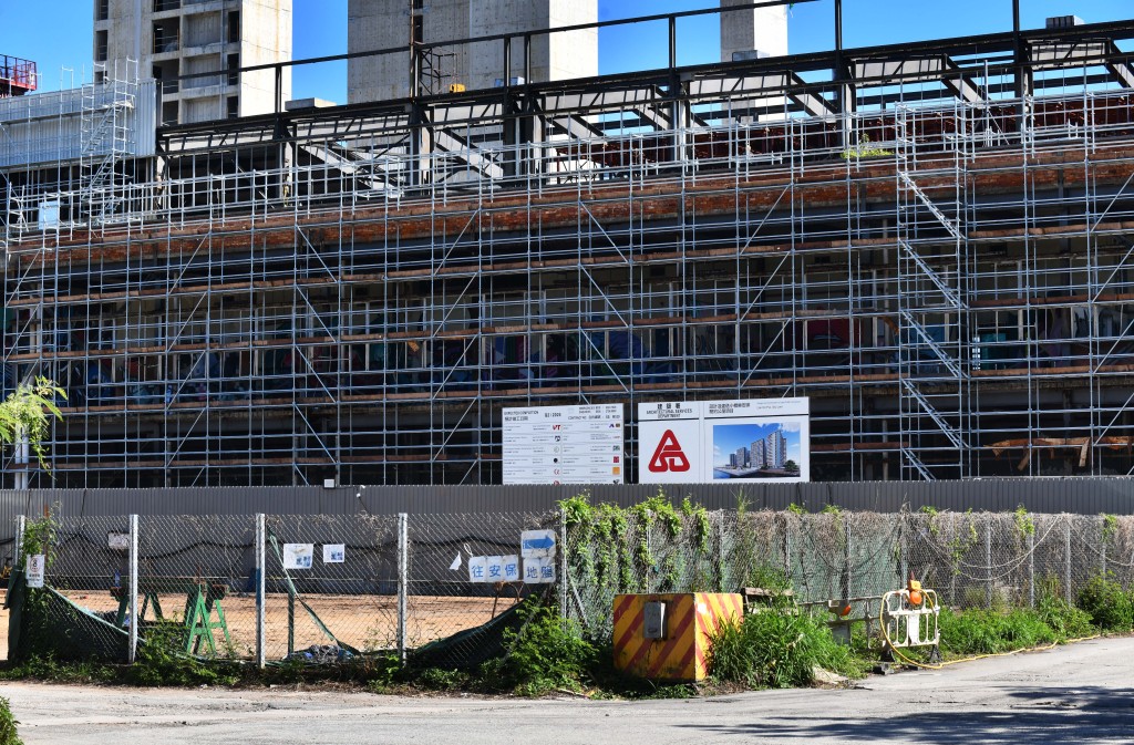 建築署於8月底主動巡查小欖「樂安排」的「簡約公屋」項目時，發現部分樓層混凝土核心牆撑板上的螺絲被擅自切割。