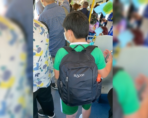 一名小學生主動讓座給長者，獲網民大讚有家教」。Facebook「屯門牛」圖片
