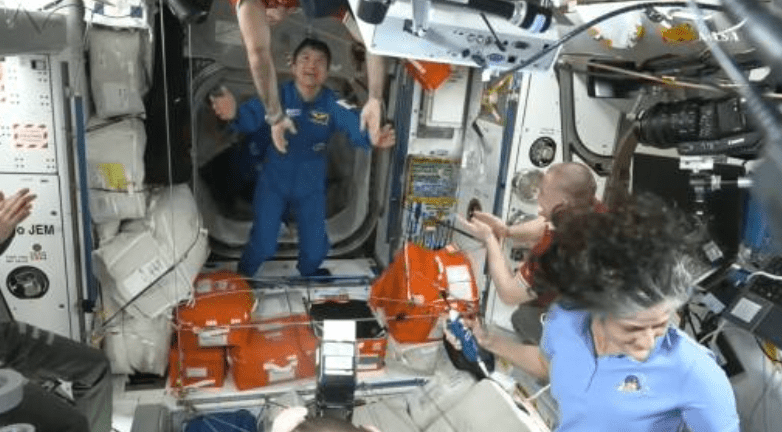 稍早前，“龙”飞船（SpaceX Dragon）工作人员在国际太空站汇合美国太空人威尔莫尔（Butch Wilmore）和威廉姆斯（Suni Williams）等4人。法新社
