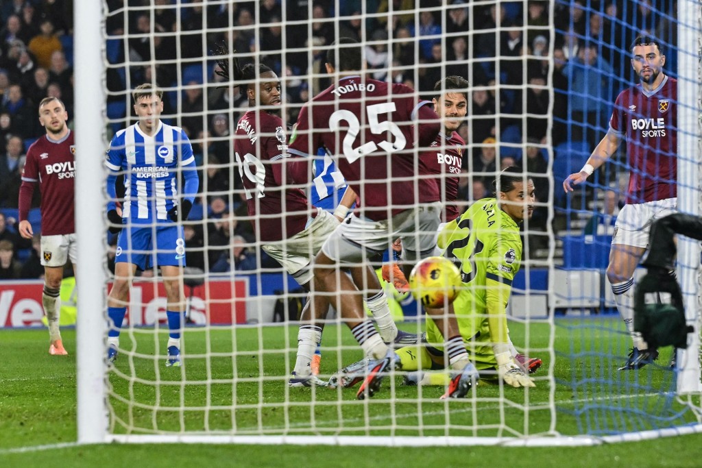 魯達91分鐘為白禮頓扳平。法新社 魯達91分鐘為白禮頓扳平。法新社