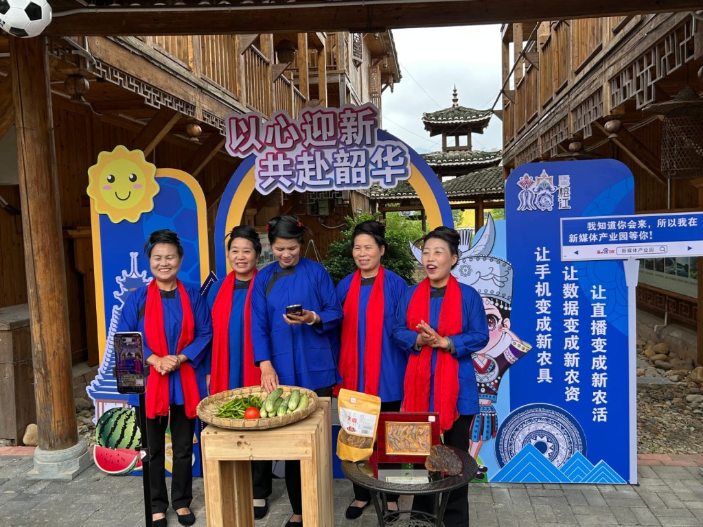 在新媒體產業園，一群穿著侗族服裝的中年婦女唱著侗歌直播帶貨。劉克剛攝