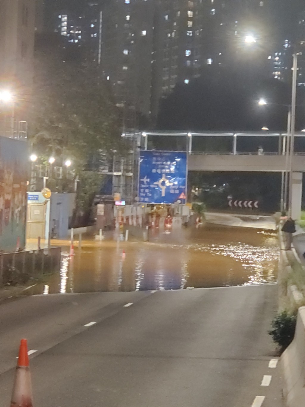4條行車線受影響。網上圖片