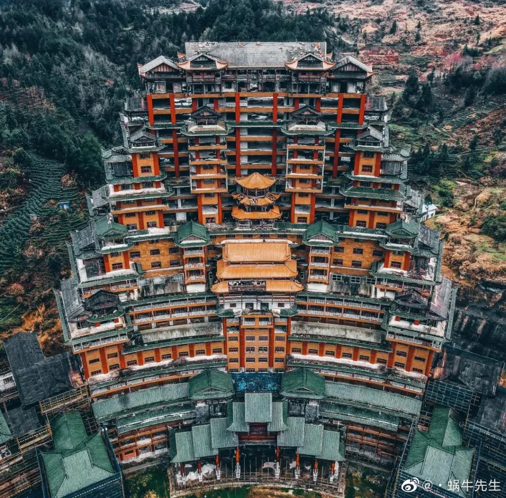 貴州獨山縣舉債興建的「天下第一水司樓」，一度淪為爛尾樓。微博