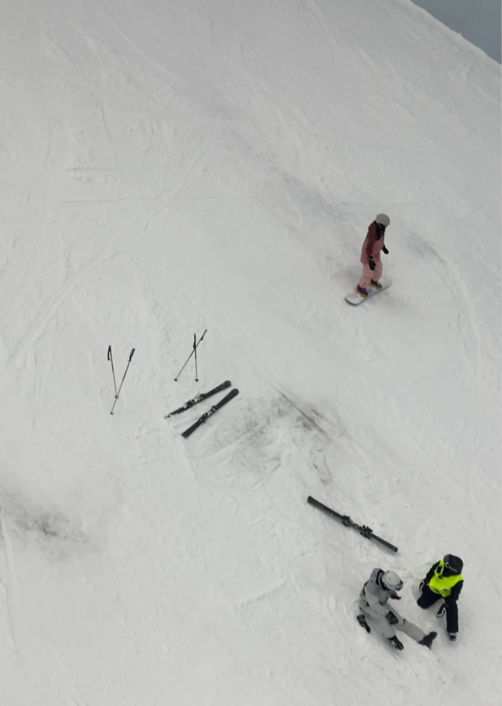 不少網民也反映前海華發冰雪世界雪道雪層不足或冰太多，容易受傷。小紅書＠廢柴Gin