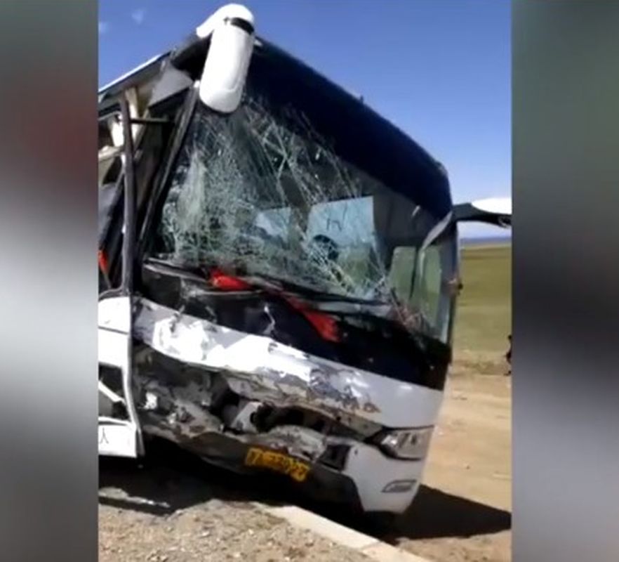 旅遊巴擋風玻璃破裂。網圖