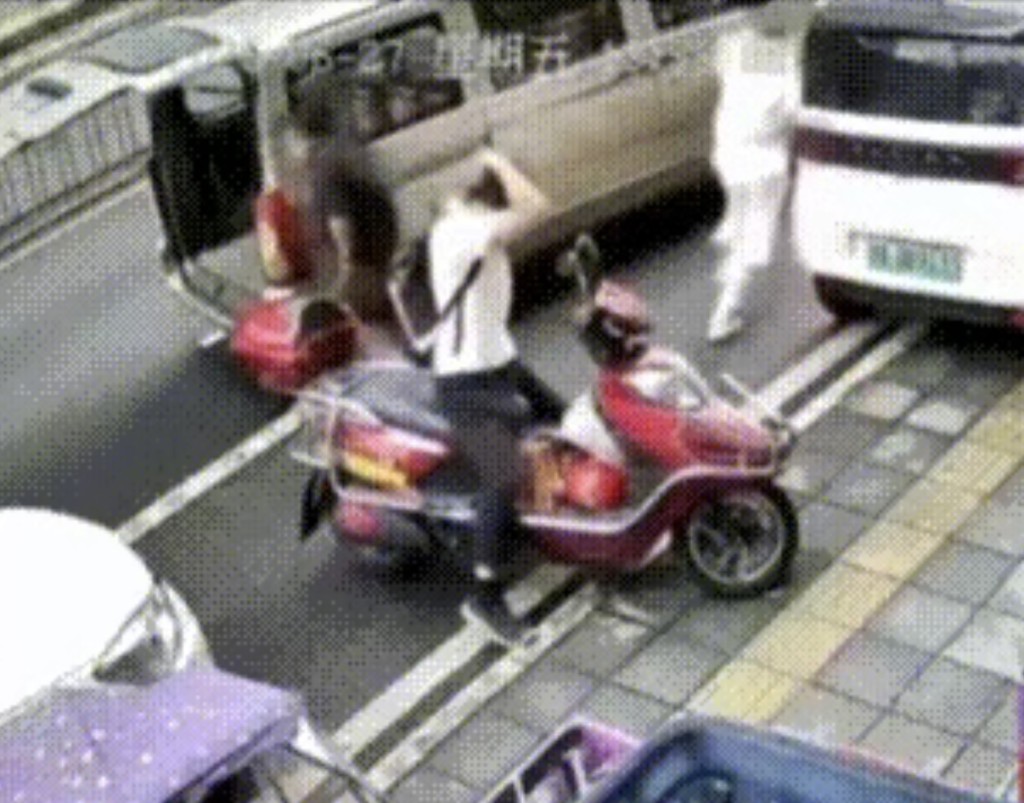貴陽街頭兩把菜刀突然從天而降,險砸中路人。大風新聞 貴陽街頭兩把菜刀突然從天而降,險砸中路人。大風新聞