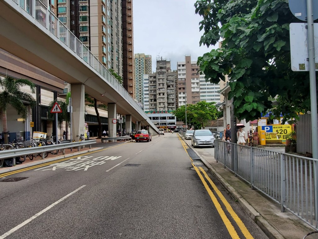 警方前晚在大橋路外埋伏。