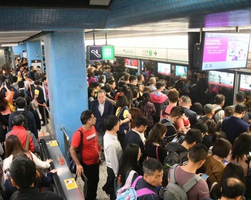 今日有網民重啟「黎明行動」,以堵路、「禁lift」、「三罷」以及多區開花的形式堵路癱瘓交通。